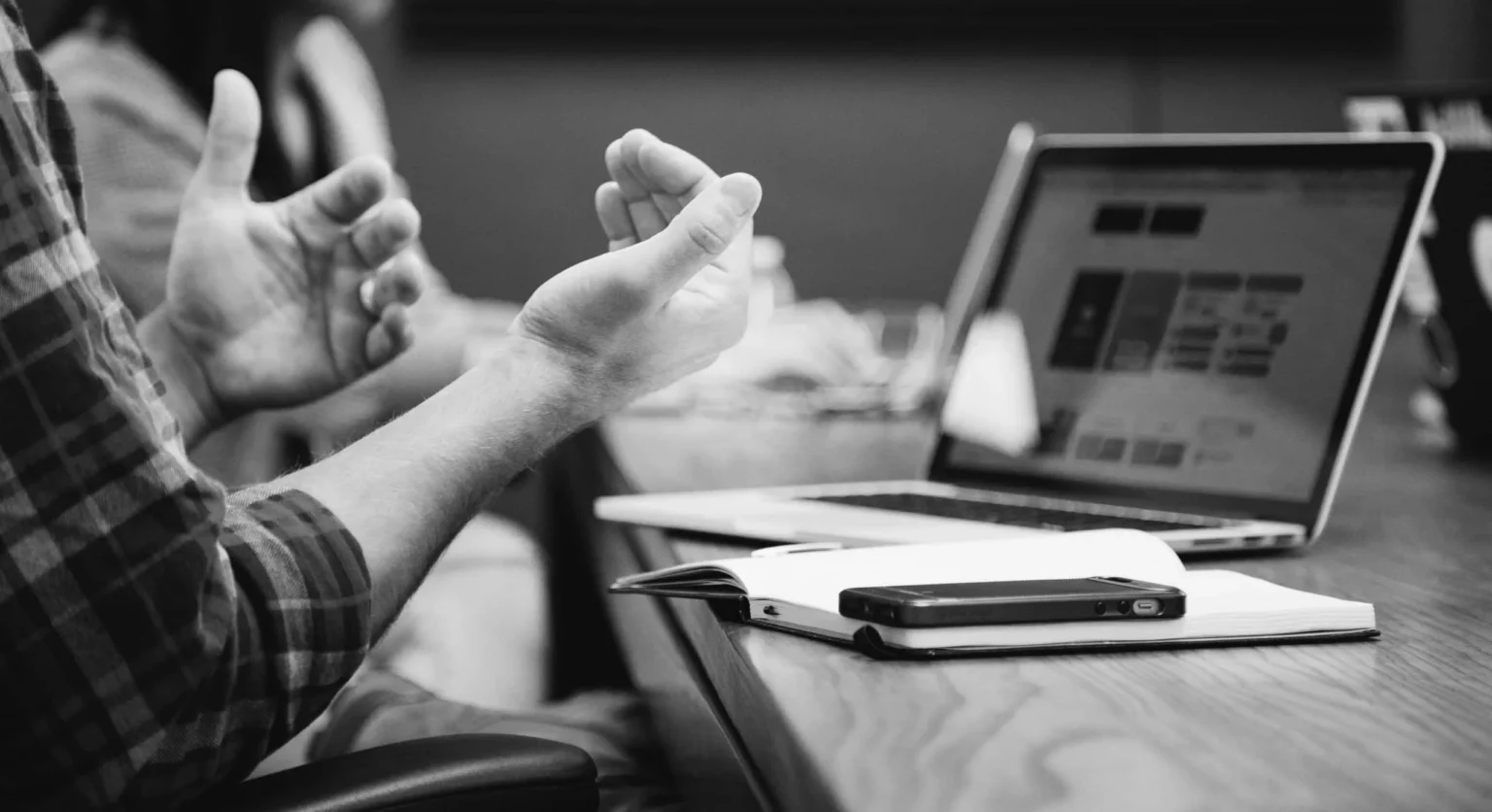 ADUX Hero Bienvenue chez Adux Stratégie, équipe en brainstorming marketing